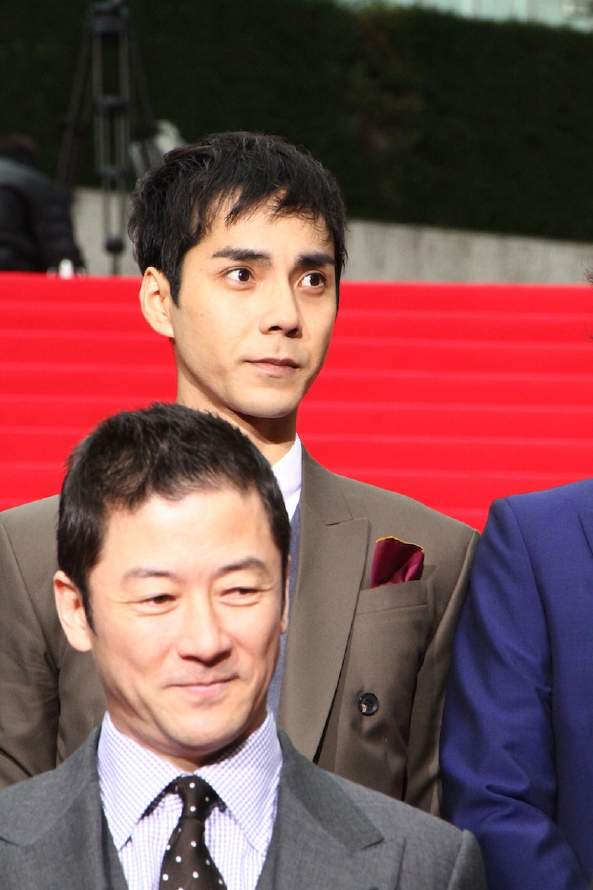 綾野剛、『新宿スワンII』レッドカーペットで会場の女性ファンに名刺配り！