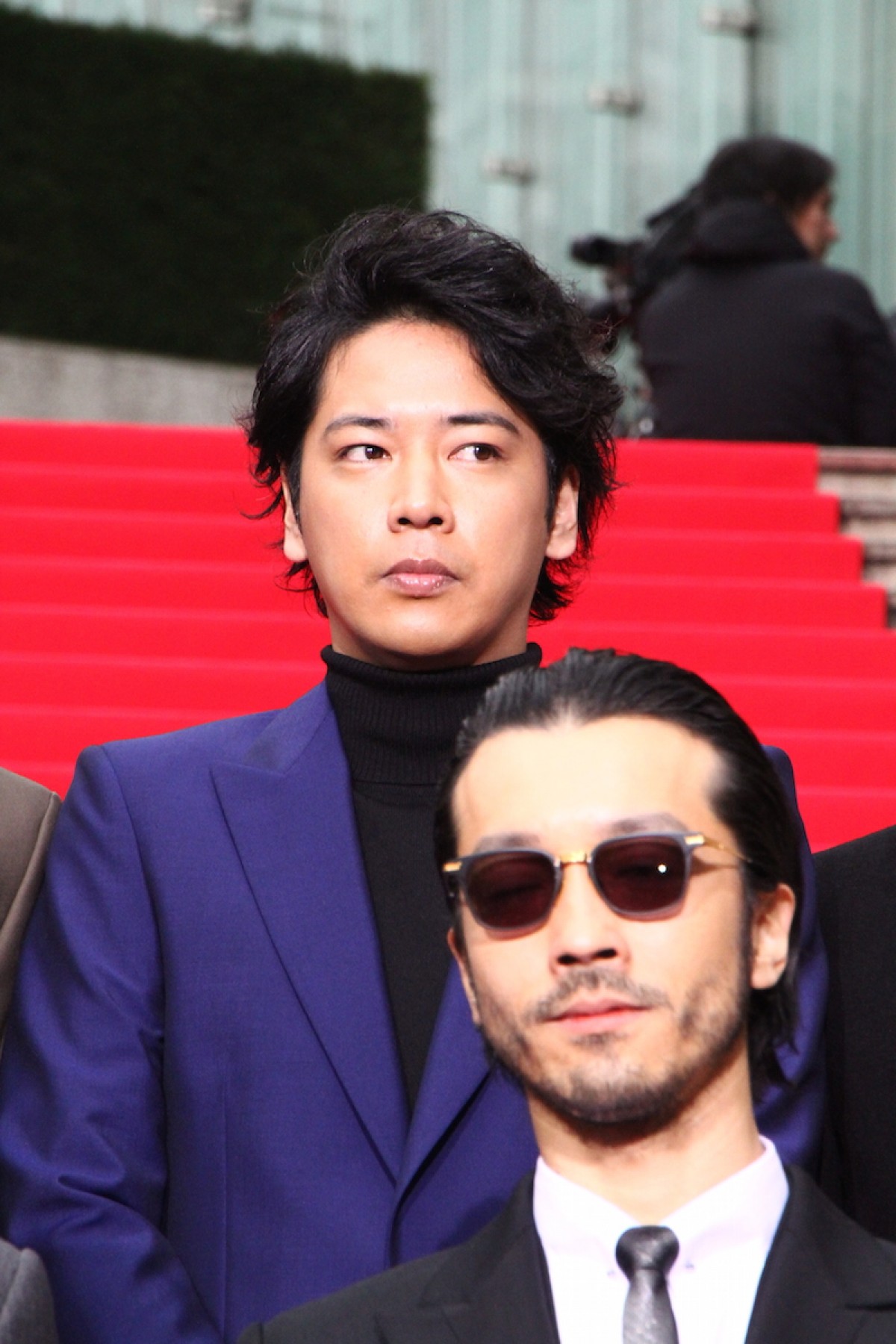綾野剛、『新宿スワンII』レッドカーペットで会場の女性ファンに名刺配り！