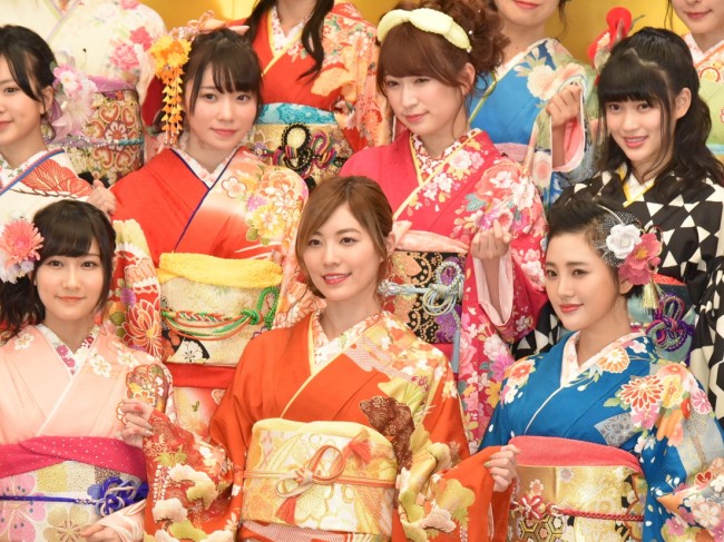 AKB48グループ2017年新成人メンバー成人式記念撮影会(下左から:矢倉楓子、松井珠理奈、兒玉遥、上左から:駒田京伽、吉田朱里、東李苑)