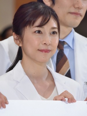 『A LIFE～愛しき人～』舞台挨拶に出席した、竹内結子