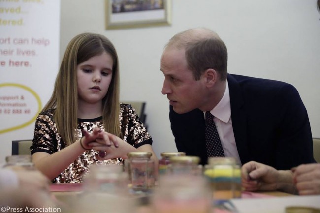 9歳の少女と話をするウィリアム王子
