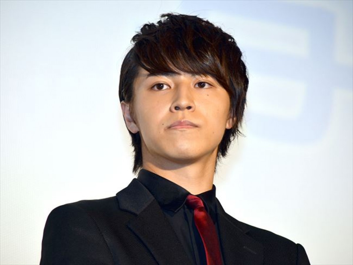山崎賢人、川口春奈に「そりゃモテる」と褒めちぎられ照れ笑い