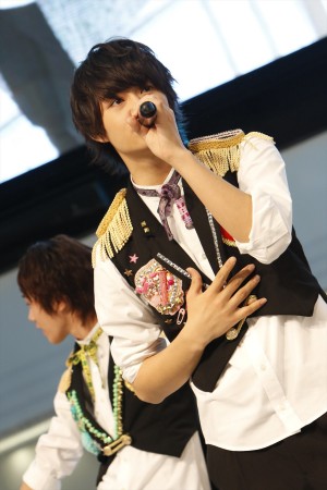 「M！LK」結成2周年記念ファンミーティング「牛乳スーパー会議」の様子