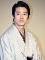 堤真一、映画『本能寺ホテル』初日舞台挨拶に出席