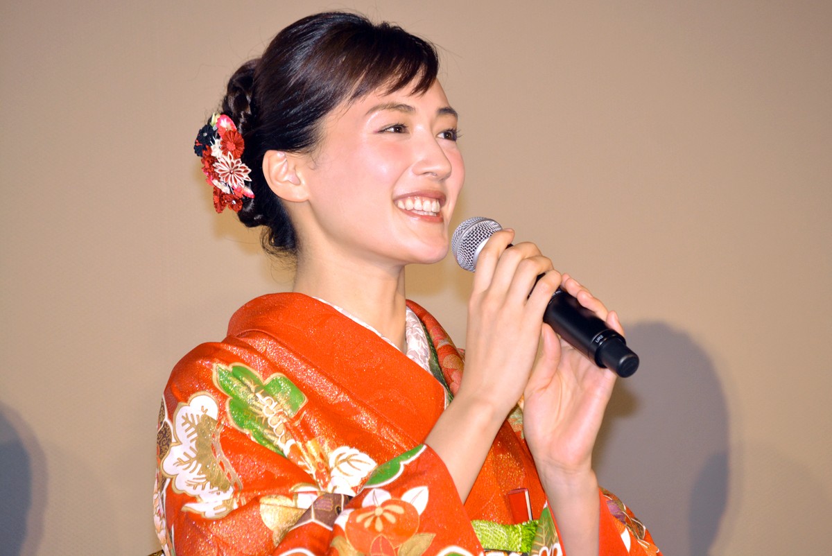 和装姿の綾瀬はるか、近藤正臣から“無礼”を暴露されタジタジ
