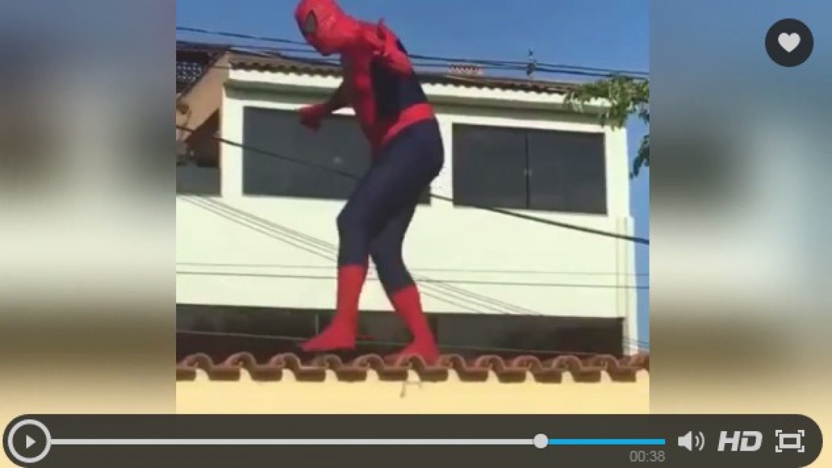 イスラエルに現れた“ひょうきん”スパイダーマン、うっかり屋根を破壊？