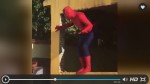 イスラエルに現れたひょうきんスパイダーマン！屋根を破壊