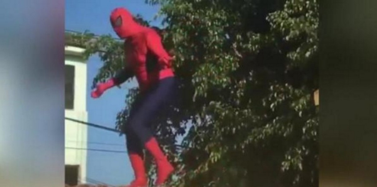 イスラエルに現れた“ひょうきん”スパイダーマン、うっかり屋根を破壊？