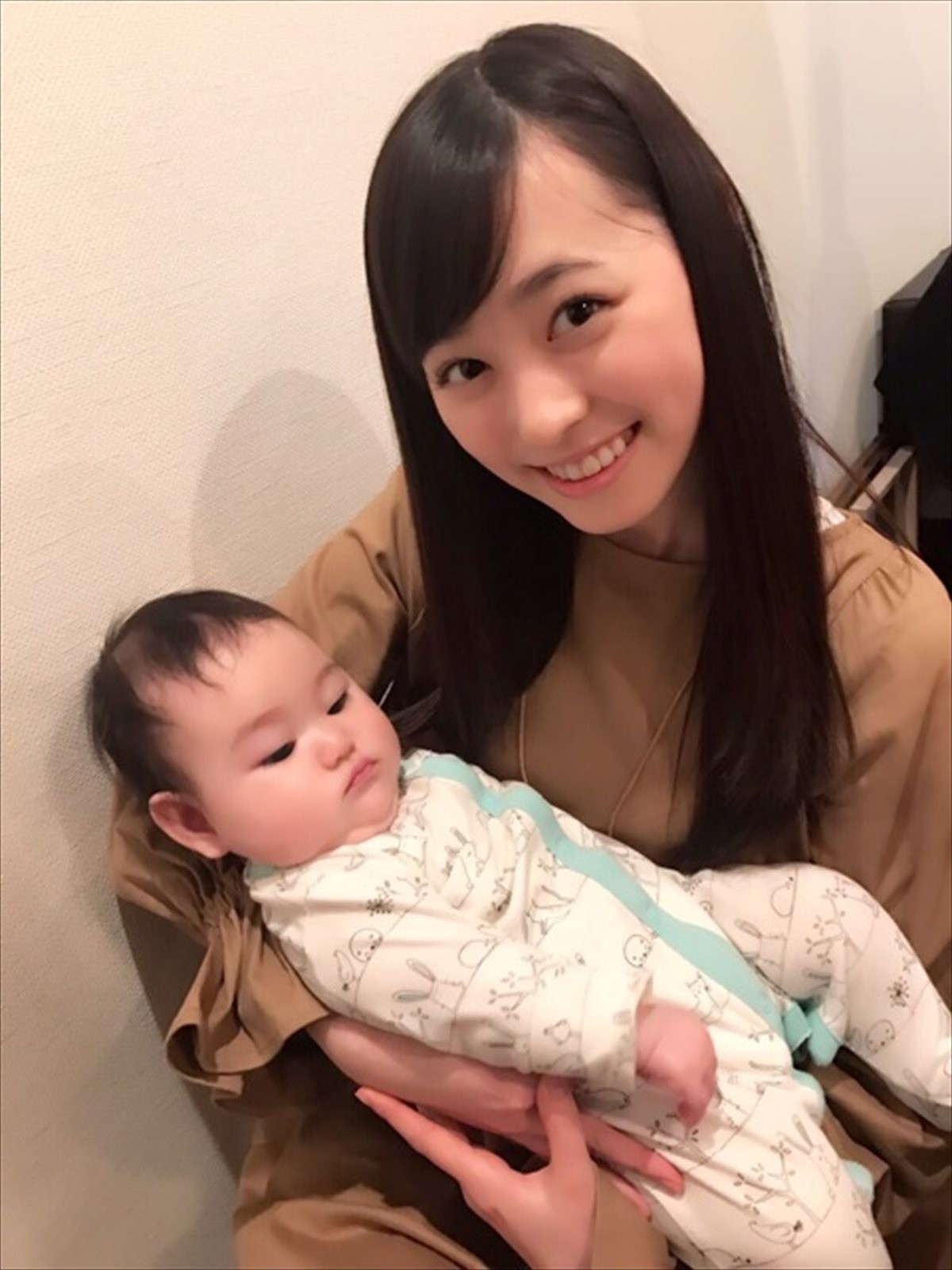 福原遥、まるで“聖母マリア” 赤ちゃんを抱きメロメロ ※写真提供:「アメブロ」