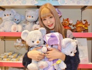 紗蘭、ディズニーストア新キャラクター「プリンセスベア」にゾッコン！