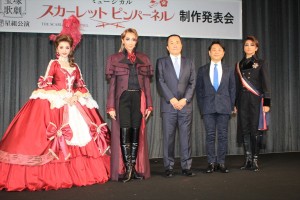 ミュージカル『スカーレット  ピンパーネル』制作発表会に出席した、紅ゆずる、綺咲愛里、礼真琴
