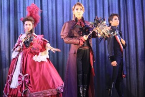 ミュージカル『スカーレット  ピンパーネル』制作発表会に出席した、紅ゆずる、綺咲愛里、礼真琴