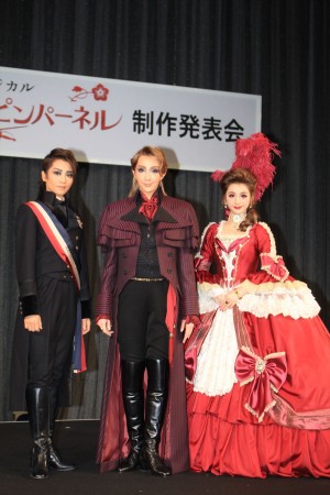 ミュージカル『スカーレット  ピンパーネル』制作発表会に出席した、紅ゆずる、綺咲愛里、礼真琴