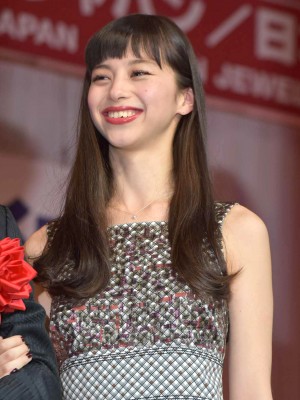 中条あやみ、『第28回日本ジュエリー ベストドレッサー賞』授賞式に10代部門で出席