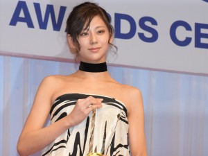 西内まりや、『第28回日本ジュエリー ベストドレッサー賞』授賞式に20代部門で出席