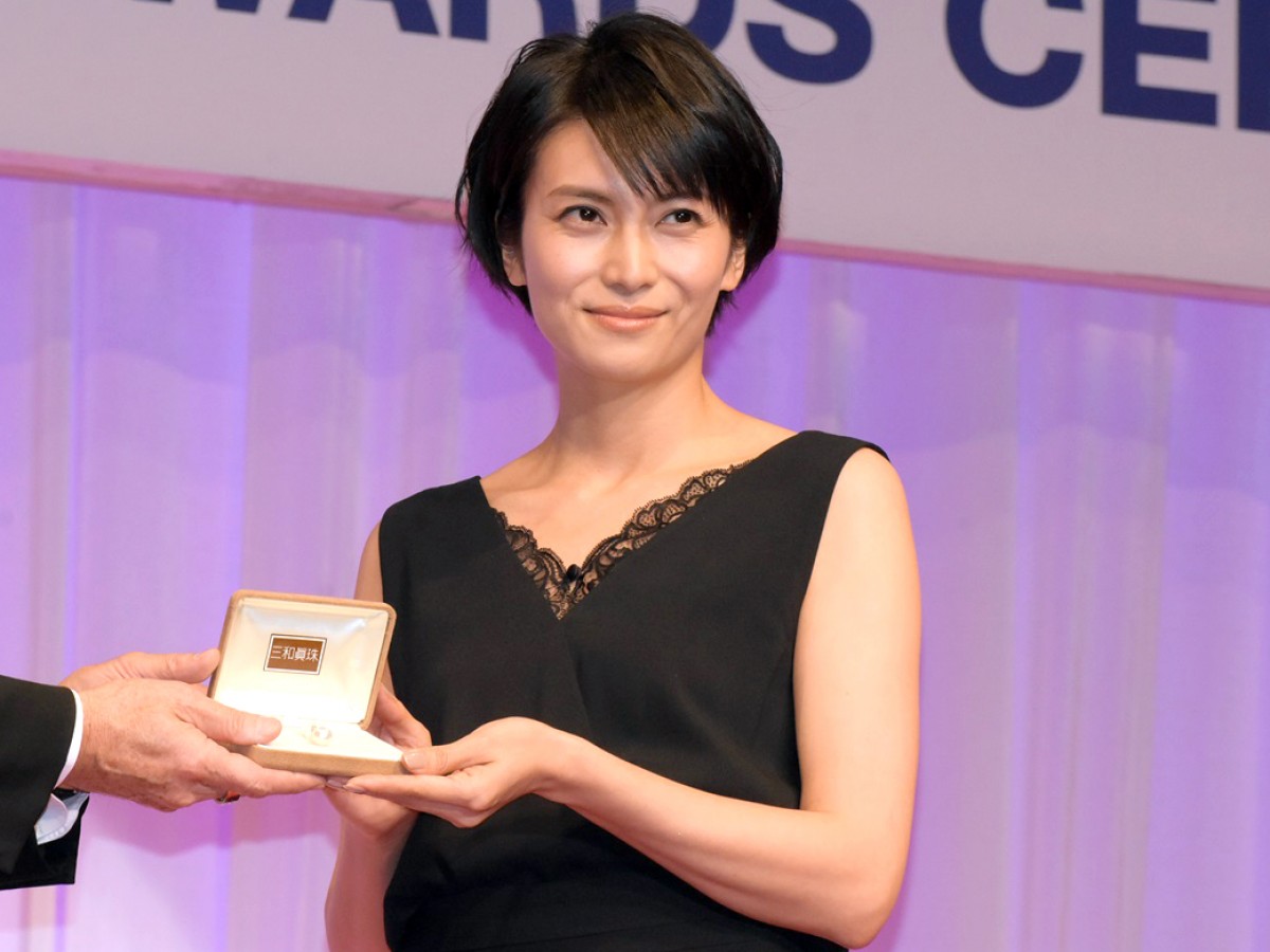 石田ゆり子、“ジュエリーが似合う人”2度目の受賞　22年前は「全く覚えていません」