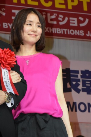 石田ゆり子、『第28回日本ジュエリー ベストドレッサー賞』授賞式に40代部門で出席