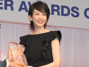 賀来千香子、『第28回日本ジュエリー ベストドレッサー賞』授賞式に50代部門で出席