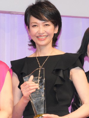 賀来千香子、『第28回日本ジュエリー ベストドレッサー賞』授賞式に50代部門で出席