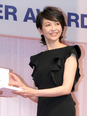 賀来千香子、『第28回日本ジュエリー ベストドレッサー賞』授賞式に50代部門で出席