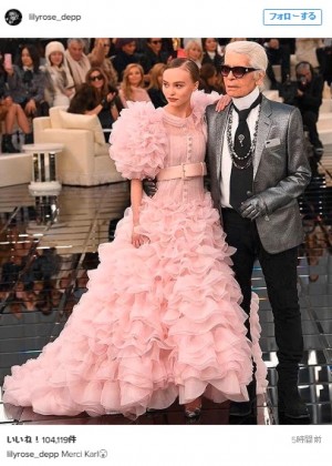 カール・ラガーフェルドがデザインしたピンクのウェディングドレスを着たリリ－・ローズ・デップ