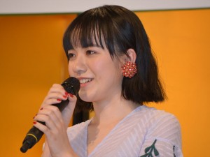小島藤子、『ひよっこ』出演者発表会にて