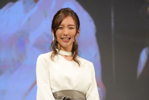 『君と100回目の恋』の公開直前ライブイベントに出席した、真野恵里菜