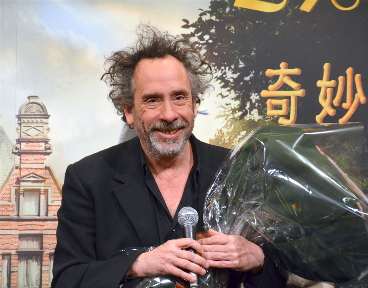 ティム・バートン監督、松井愛莉からの花束贈呈に「美人コンテストに優勝した気分」