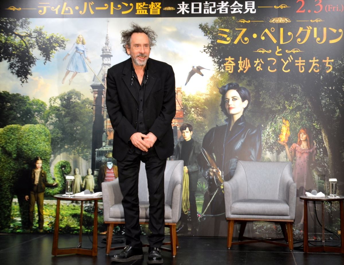 ティム・バートン監督、松井愛莉からの花束贈呈に「美人コンテストに優勝した気分」