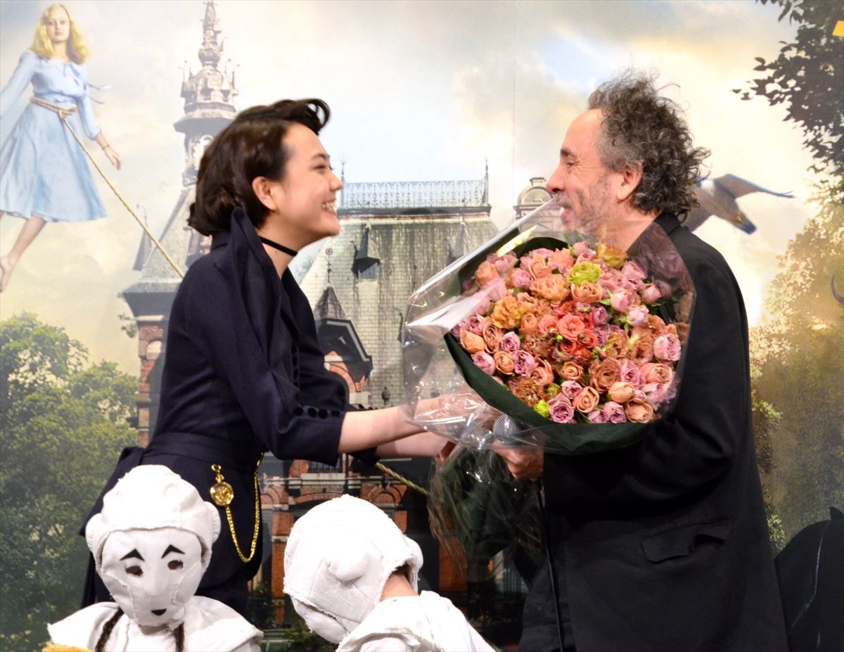ティム・バートン監督、松井愛莉からの花束贈呈に「美人コンテストに優勝した気分」