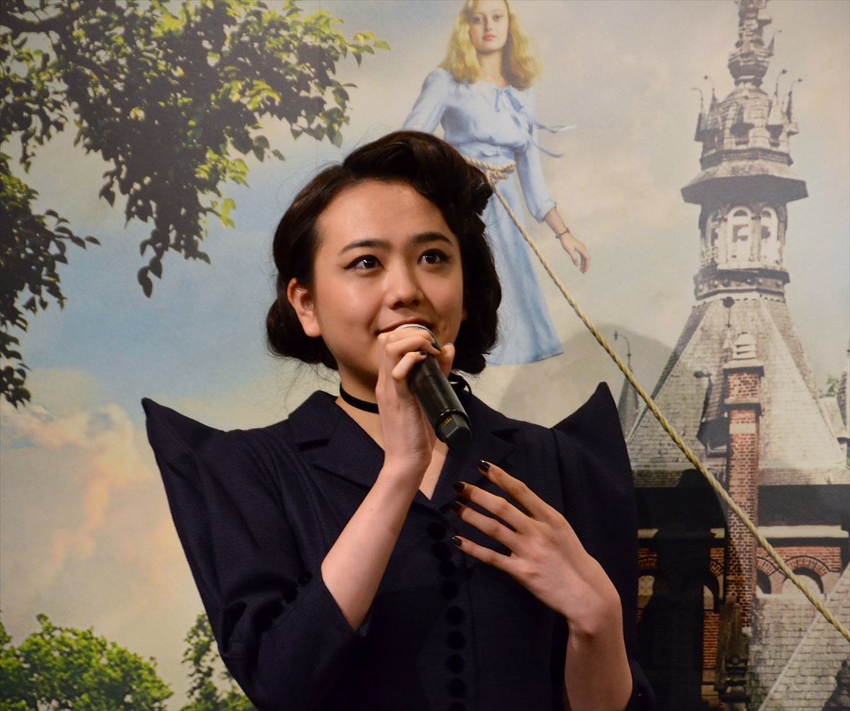ティム・バートン監督、松井愛莉からの花束贈呈に「美人コンテストに優勝した気分」
