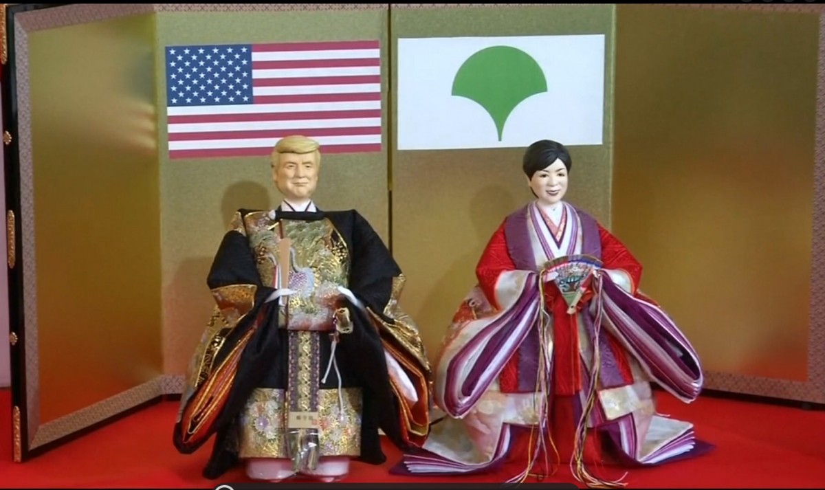 人形の久月による“トランプ雛人形” 海外で話題に ※海外メディア「Huffingtong Post」のスクリーンショット
