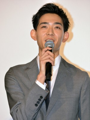 『君と100回目の恋』初日舞台挨拶に登壇した竜星涼