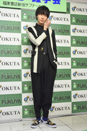 「桜田通 2017.4→2018.3 SO REALカレンダー」発売記念握手会を行った桜田通