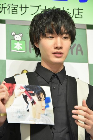 「桜田通 2017.4→2018.3 SO REALカレンダー」発売記念握手会を行った桜田通