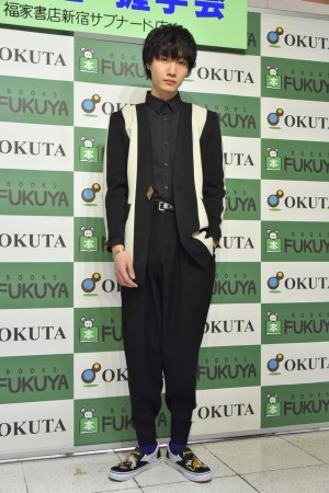 「桜田通 2017.4→2018.3 SO REALカレンダー」発売記念握手会を行った桜田通