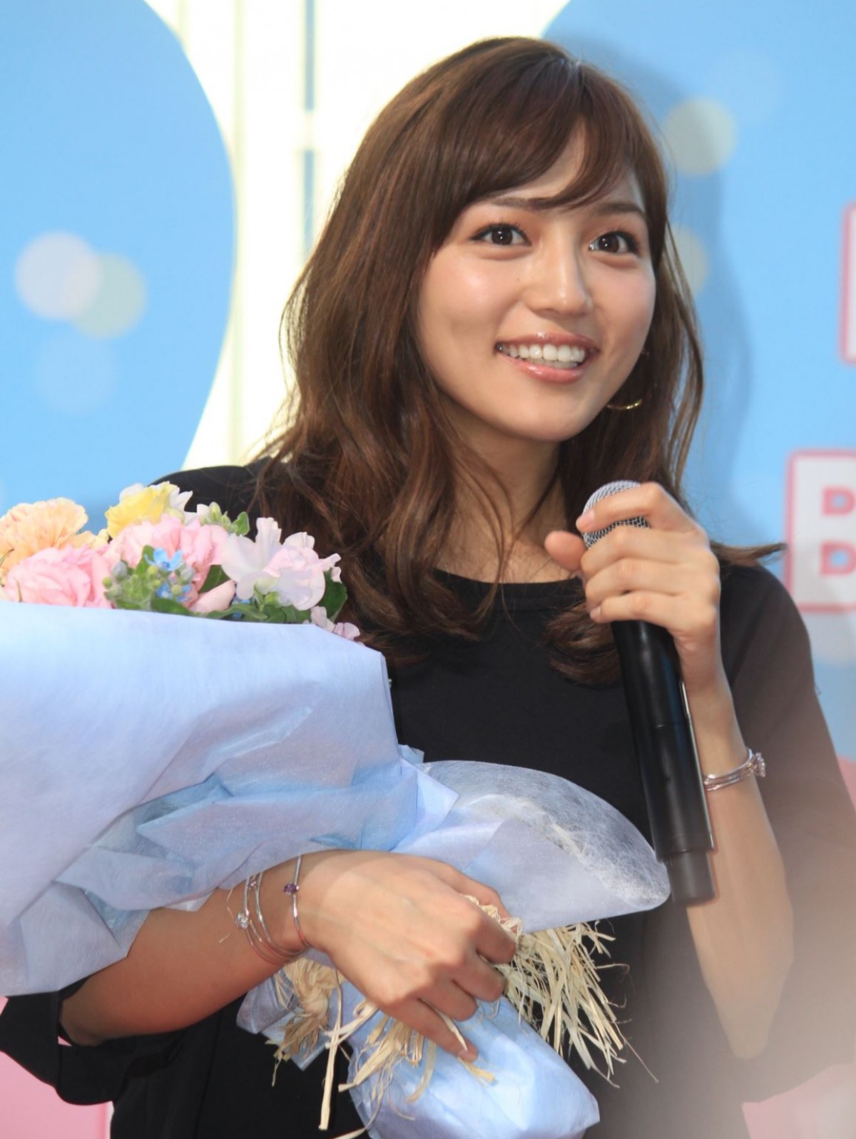 川口春奈、スキマスイッチから生歌プレゼントに感涙  22歳バースデーサプライズ