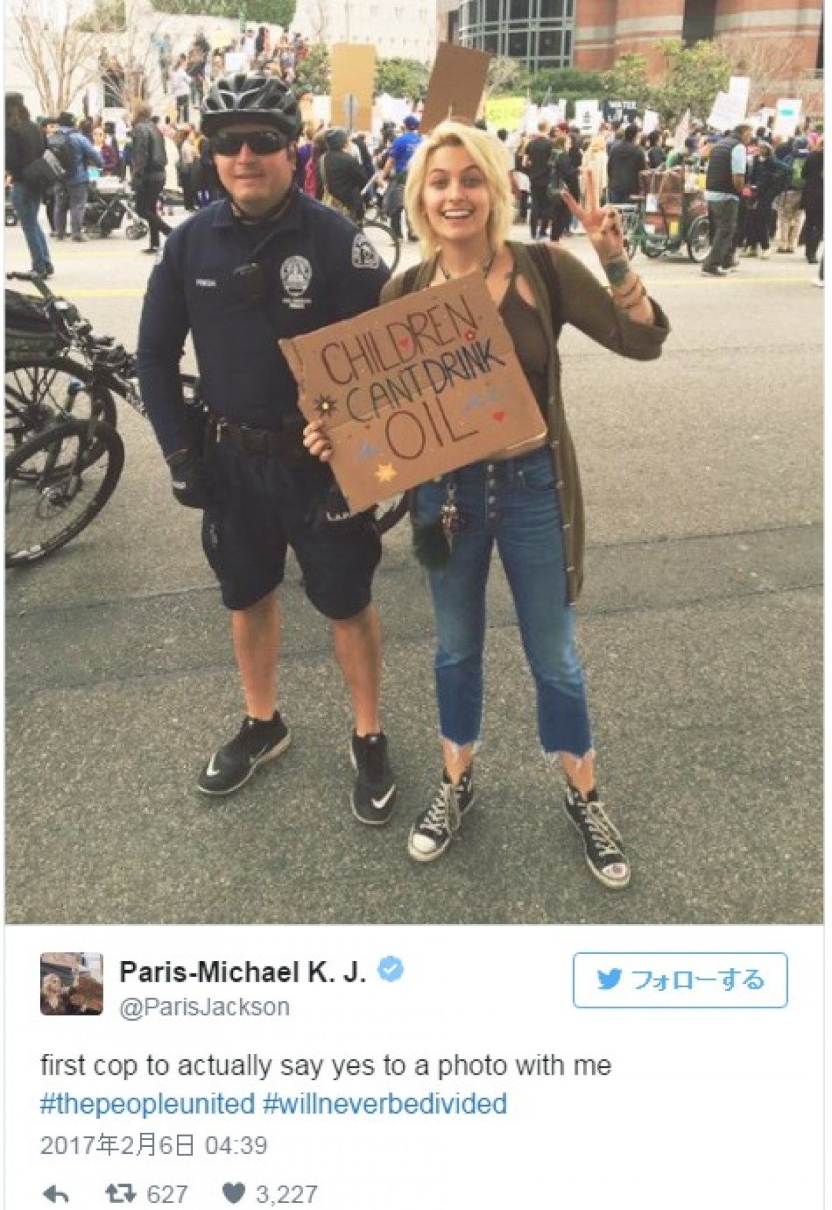 パリス・ジャクソン、デモ参加中に警官とピースサインでツーショット ※「パリス・ジャクソン」ツイッター