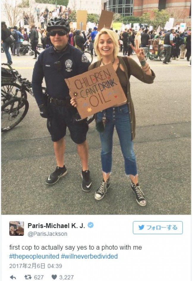 パリス・ジャクソン、デモ参加中に警官とピースサインでツーショット ※「パリス・ジャクソン」ツイッター