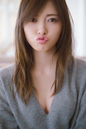 白石麻衣写真集『パスポート』（講談社）撮影／中村和孝