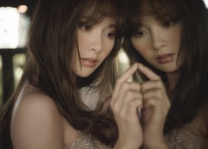 白石麻衣写真集『パスポート』（講談社）撮影／中村和孝