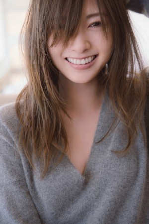 白石麻衣写真集『パスポート』（講談社）撮影／中村和孝