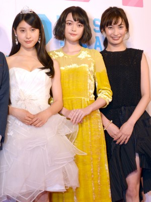 『PとJK』完成披露パーティーに出席した、土屋太鳳＆玉城ティナ＆大政絢