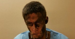 うっかり泥棒、煙突に詰まる！ススだらけで仲間に見捨てられる