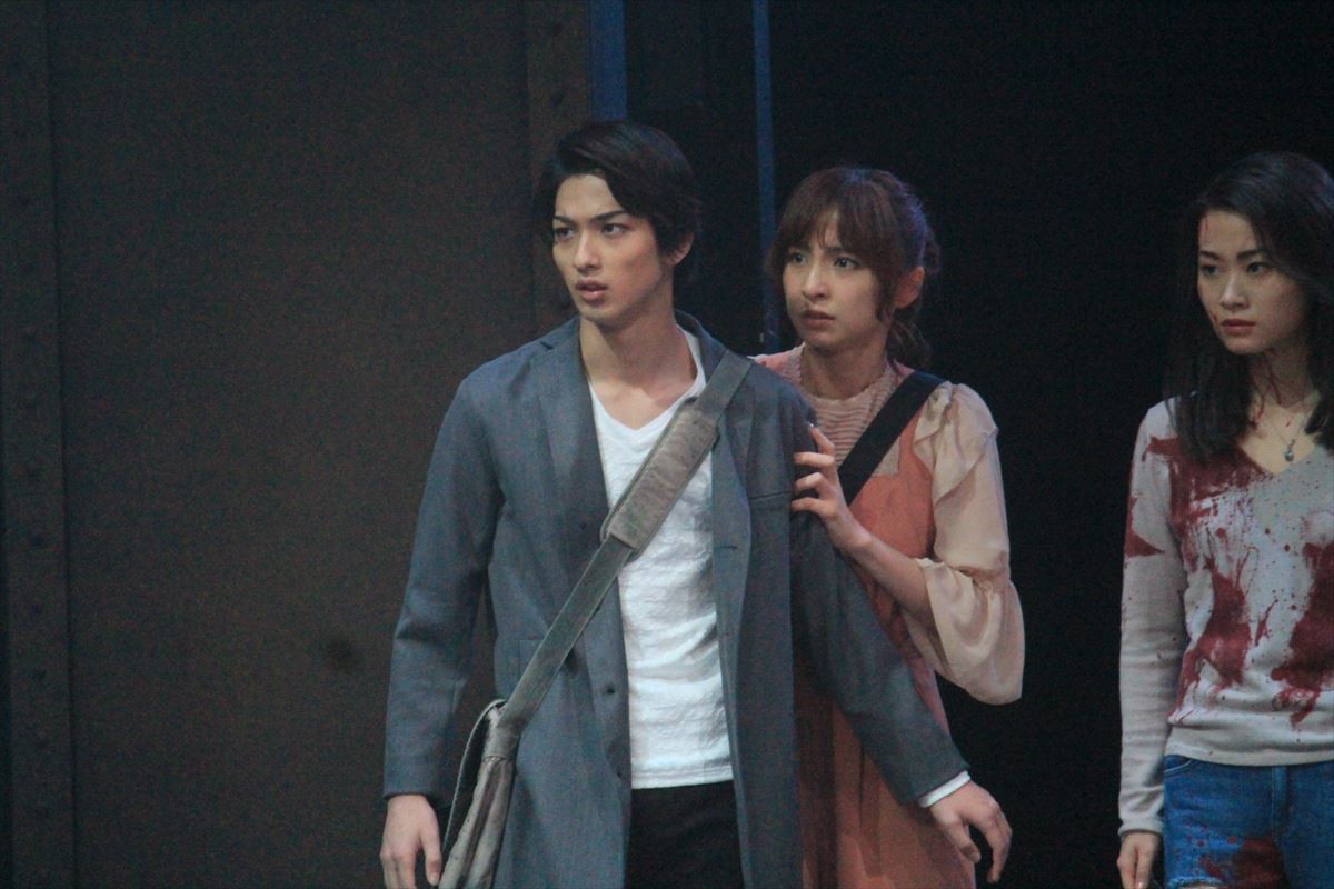 横浜流星、舞台『バイオハザード』開幕！ “医者役”でも「アクションシーンがある」