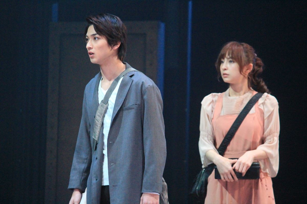 横浜流星、舞台『バイオハザード』開幕！ “医者役”でも「アクションシーンがある」