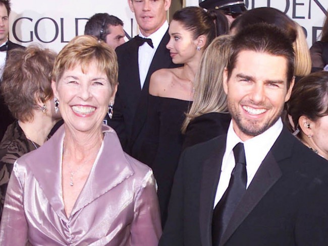 2004年のゴールデン・グローブ賞レッドカーペットに母メアリーさんと手をつないで登場したトム・クルーズ