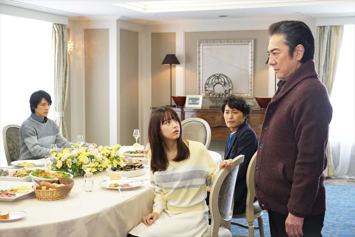 草なぎ主演『嘘の戦争』二科家での嘘バトル開始！ ハルカ＆楓との三角関係の行方は…
