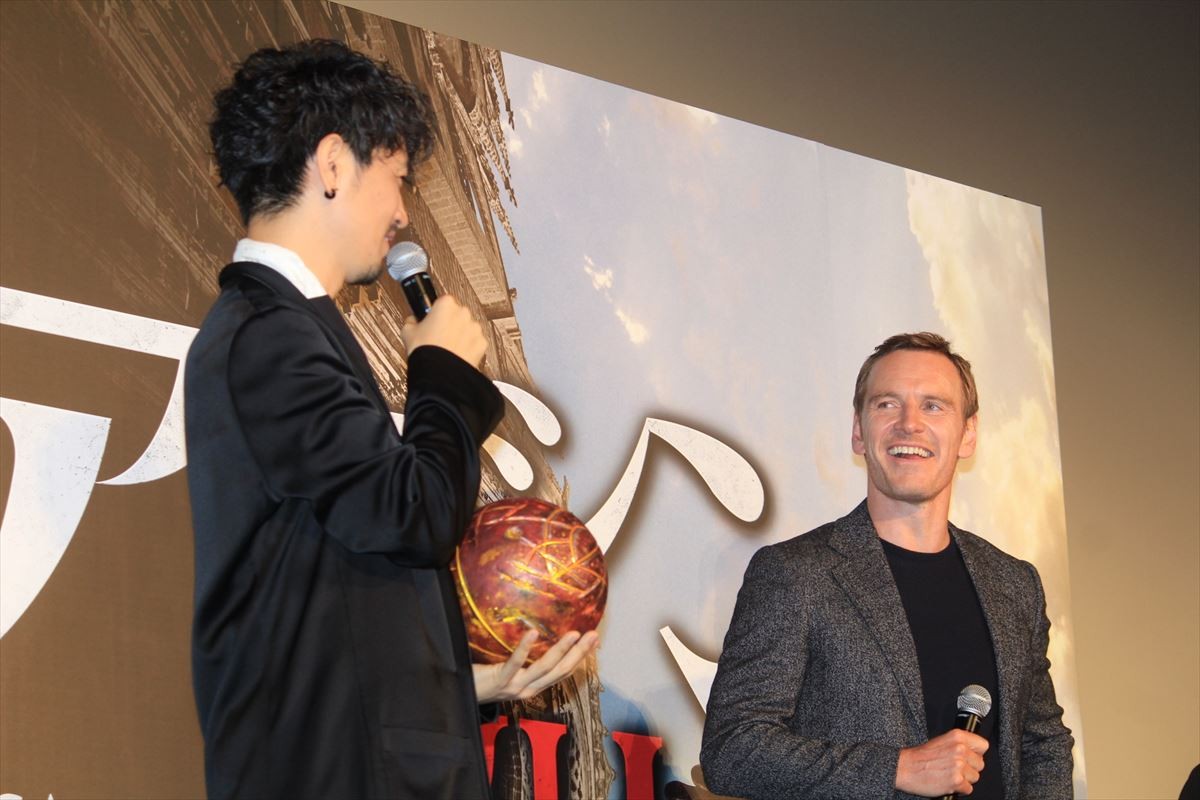 斎藤工、M・ファスベンダーにメロメロ「魅力のミルフィーユ」笑顔に悩殺される
