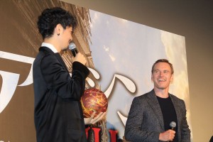 『アサシンクリード』舞台挨拶付きスクリーニングイベントに出席した、マイケル・ファスベンダー、斎藤工